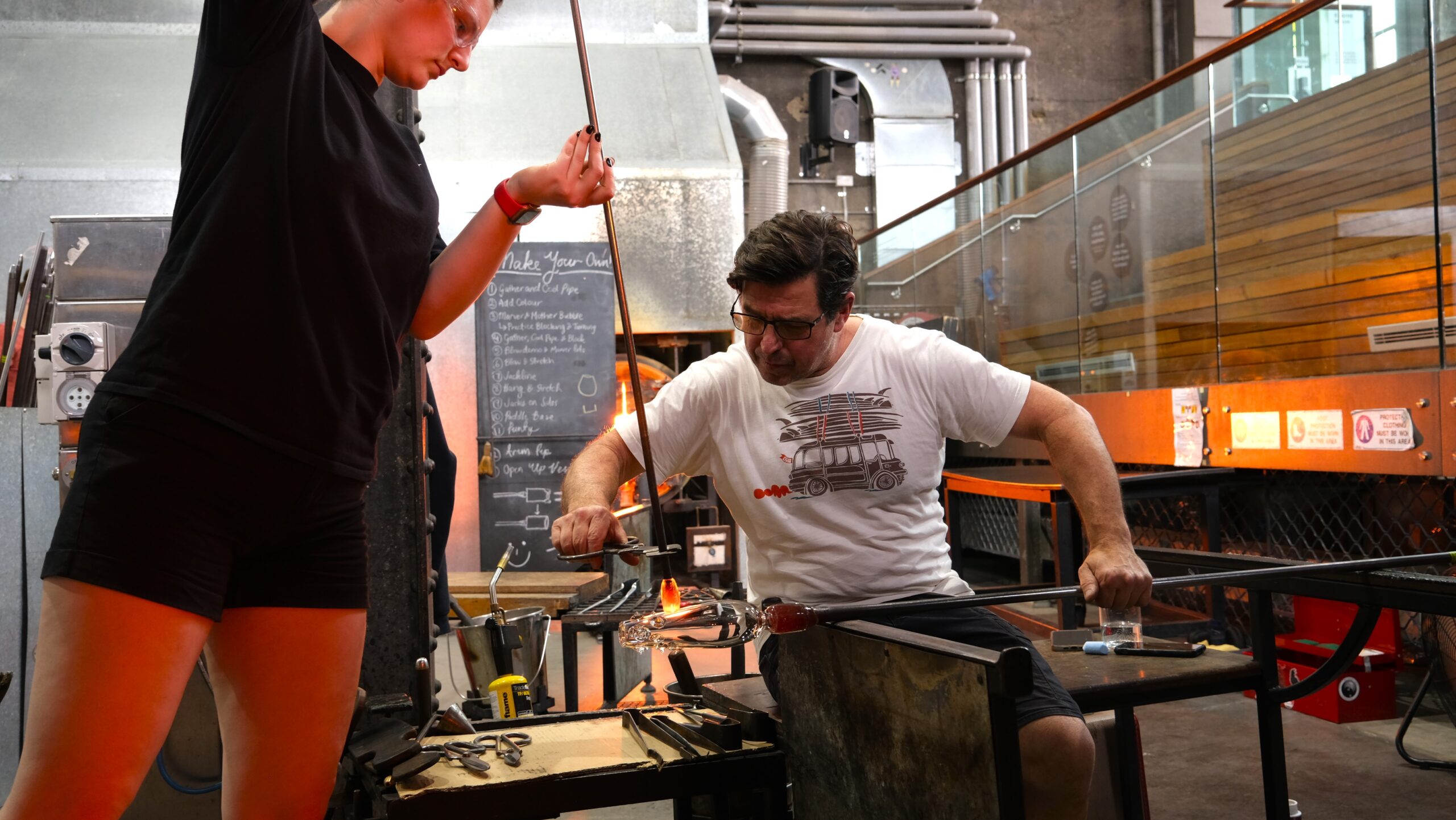 Ben Edols during the Granite Calimpong (US) Glass Blowing Masterclass 2023